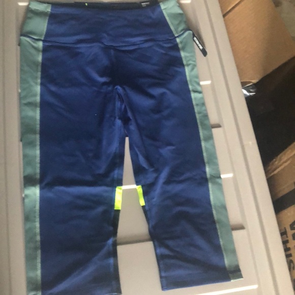 NWT Victoria’s Secret sport knock out crops Sz m - Picture 4 of 8